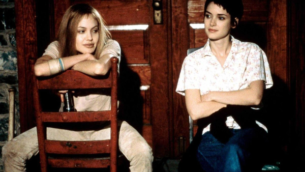 H Winona Ryder στο "Κορίτσι που άφησα πίσω" υποδύθηκε την 18χρονη Susanna Kayson. Η Ryder ήταν 28 ετών στα γυρίσματα.
