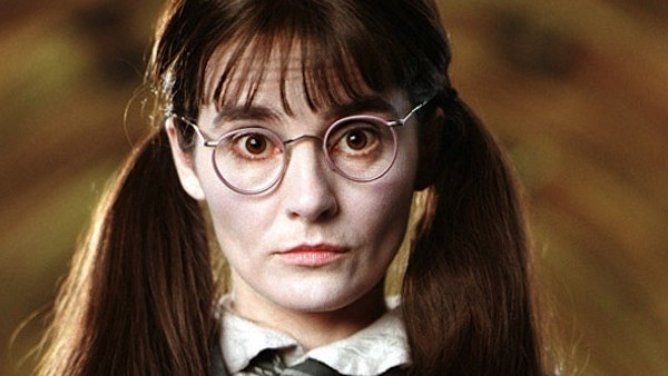 Η "Μυρτιά που κλαίει" ήταν έφηβη μαθήτρια στο Harry Potter. H Shirley Henderson βέβαια, ήταν 37 ετών όταν ενσάρκωσε τον χαρακτήρα της. 

