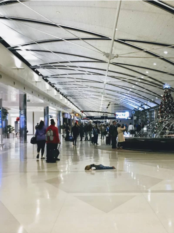 Ποιος είπε ότι το πάτωμα του αεροδρομίου δεν ενδείκνυται για ύπνο
