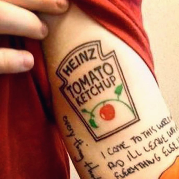 Η χαραγμένη ketchup στο χέρι του Ed Sheeran
