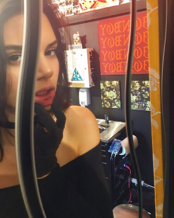 Το παράξενο τατουάζ στα χείλη της Kendall Jener
