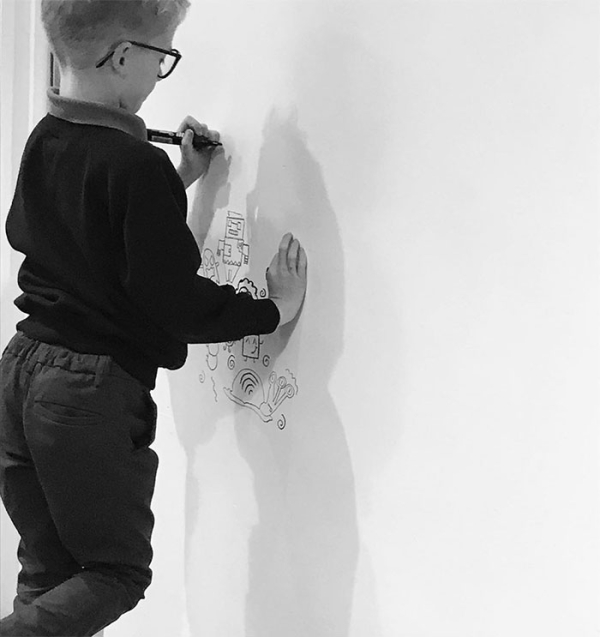 O 9χρονος Joe Whales ζωγραφίζοντας
