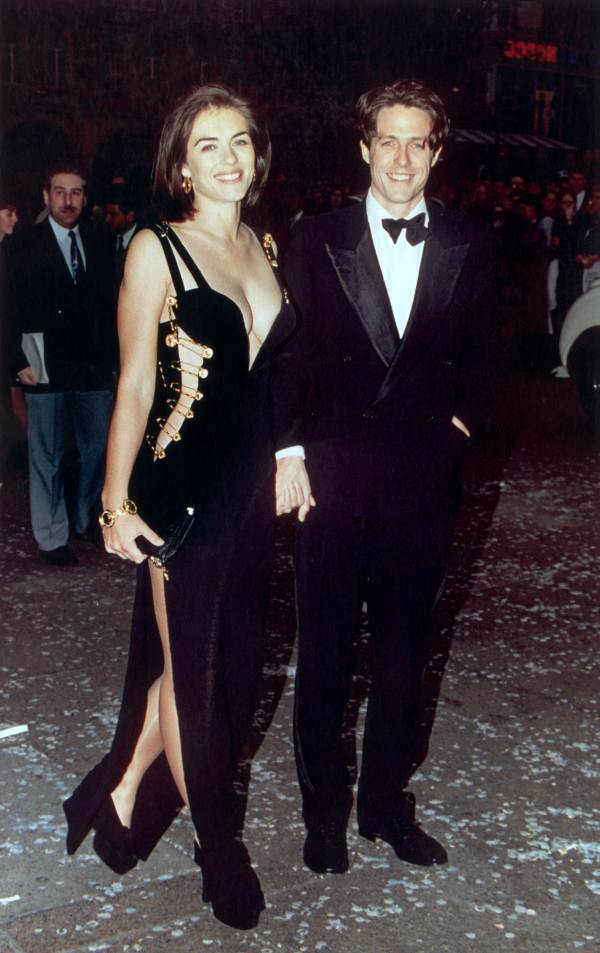 Η Elizabeth Hurley με Versace το 1994
