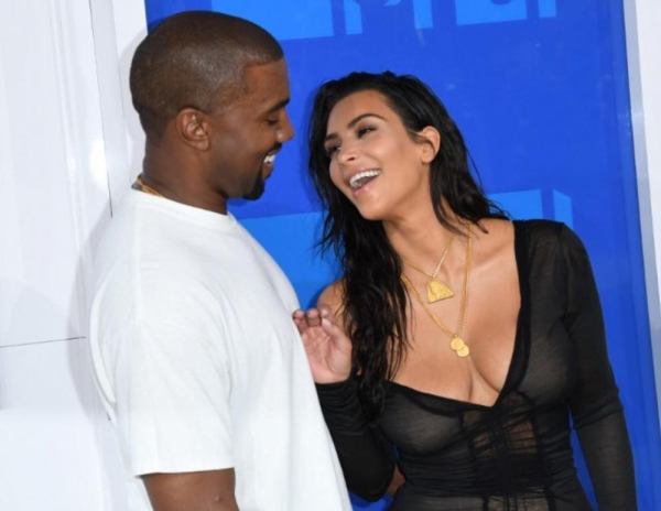 Ο Kanye West δε γνώριζε το όνομα της Kim Kardashian όταν τη γνώρισε πρώτη φορά στα πλαίσια μιας ηχογράφησης. Ρωτούσε ποια είναι ενώ μετά τον χωρισμό της με τον Kris Humphries, οι δυο τους ήρθαν πιο κοντά σε ένα fashion show στο Παρίσι όπου άρχισαν τα πρώτα τους «κεραυνοβόλα» ραντεβού.
