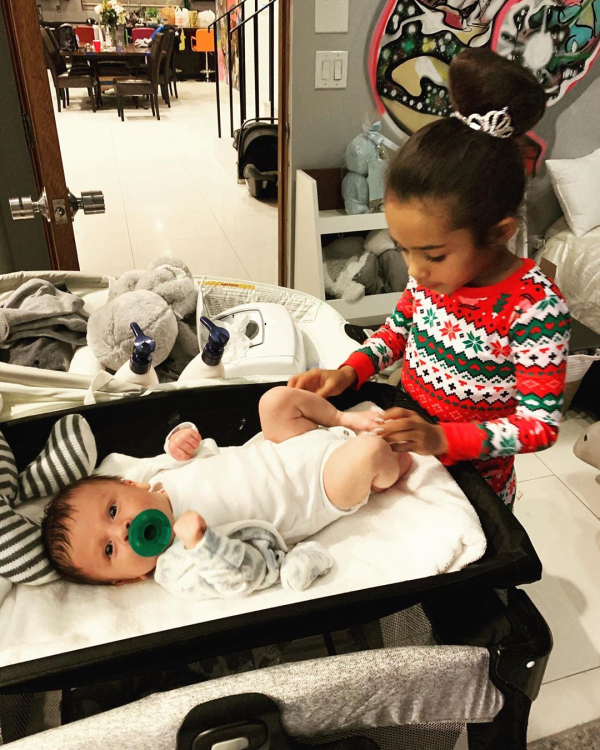 Η 5χρονη κόρη του Chris Brown, Royalty αλλάζει πάνα στον νεογέννητο Aeko. Instagram/ ChrisBrown
