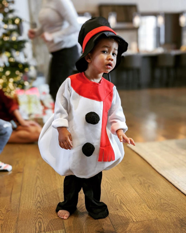 Η μικρή της Chrissy Teigen και του John Legend ψάχνει τον Άγιο Βασίλη! Instagram/ ChrissyTeigen
