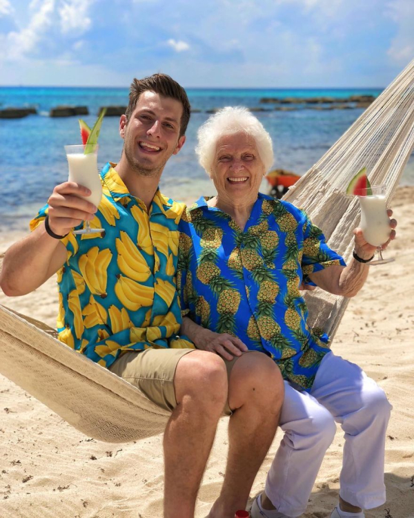 Η γιαγιά είναι 93 και δεν διστάζει να μπει σε νέες περιπέτειες
