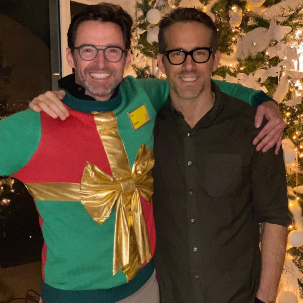 Ο Hugh Jackman δεν θα μπορούσε να μην ευχηθεί "καλές γιορτές" παρέα με τον Ryan Reynolds! Instagram/ HughJackman
