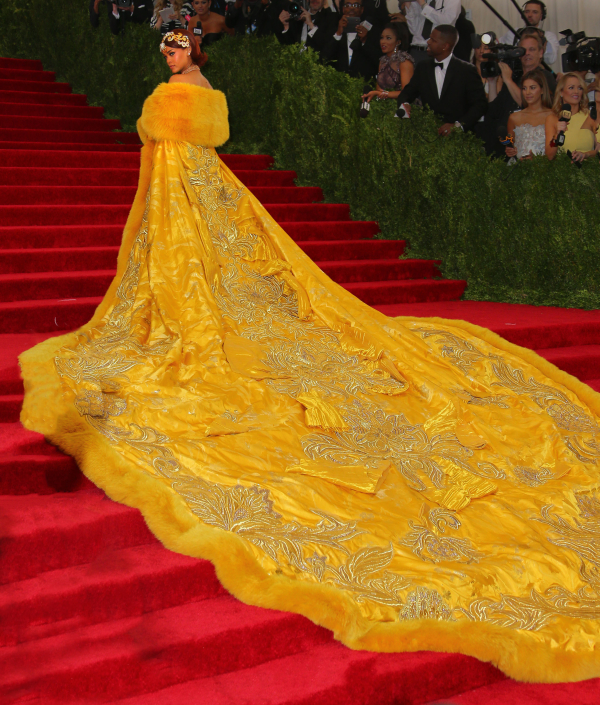 2015 - Το φόρεμα της Rihanna στο Met Gala γίνεται meme
