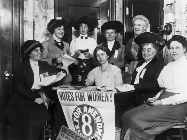 Το δικαίωμα των γυναικών να ψηφίζουν 100 χρόνια πριν
