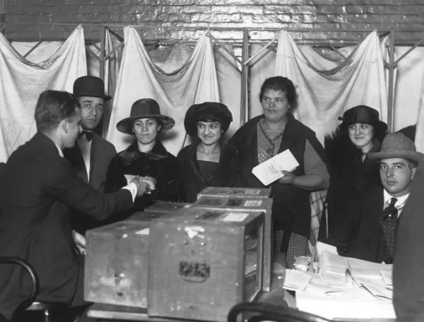 Οι γυναίκες ψηφίζουν για πρώτη φορά Πρόεδρο τον Νοέμβριο του 1920
