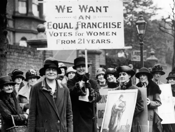 Οι γυναίκες προσπαθούν να κερδίσουν το δικαίωμα της ψήφου στο Λονδίνο το 1920
