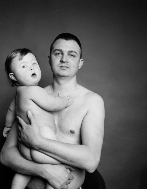 Ο μπαμπάς Roman και ο ενός έτους, γιος του Solomon με σύνδρομο Down/ Photo Credits: Roman Pashkovskiy
