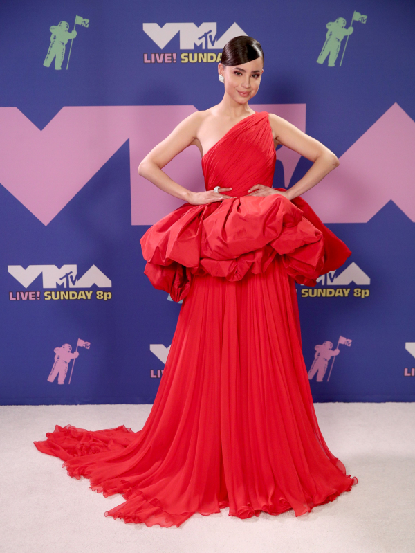 H Sofia Carson με κόκκινο gown

 

