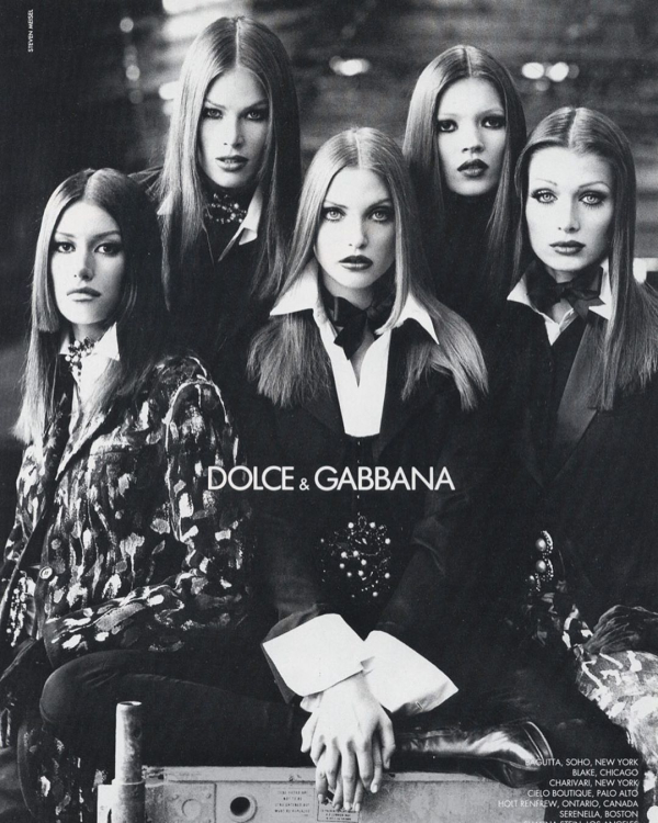 Οι Kate Moss, Susan Holmes McKagan, Nadja Auermann,Meghan Douglas και Angelika Kallio για τους Dolce   Gabbana, το 1992.
