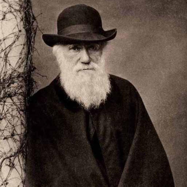 Ο Κάρολος Δαρβίνος χαρακτηριζόταν ως μεσαίος μαθητής, ενώ παράτησε την σταδιοδρομία του στην ιατρική για να γίνει παπάς. Διαβάζοντας και μελετώντας τα στοιχεία της φύσης, ο ίδιος δεν παραιτήθηκε από την ιδέα που τον οδήγησε μετά από πολλά ταξίδια, στην ανακάλυψη των ανθρώπινων μυστηρίων. Το έργο που έγραψε, το "Περί Καταγωγής των Ειδών", επηρέασε σημαντικά τον κόσμο της επιστήμης. Πηγή φωτογραφίας: Instagram/ charles_darwin_. 
