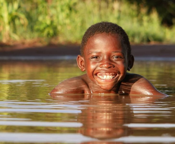 Ένα αγόρι κάνει μπάνιο σε μια λιμνούλα/ © brunopedro.mz / Instagram
