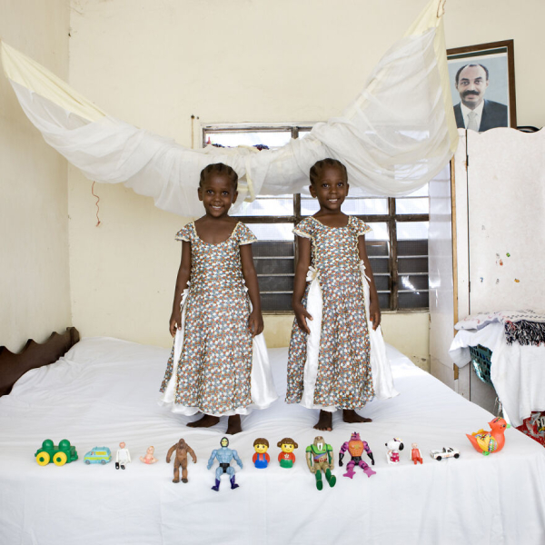Arafa και Aisha Saleh Aman, 4 ετών, Ζανζιβάρη: Οι δίδυμες αδελφές Arafa και Aisha κοιμούνται στο ίδιο κρεβάτι, φορούν τα ίδια ρούχα, πηγαίνουν στο ίδιο σχολείο μαζί, και μοιράζονται τα παιχνίδια τους. Ζουν σε ένα σπίτι με δύο δωμάτια όπου και τα δύο χρησιμεύουν ως υπνοδωμάτια. 
