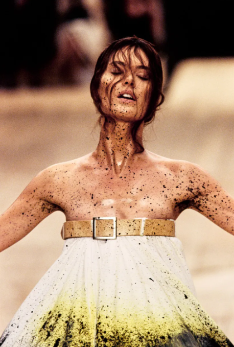Η στιγμή που το φόρεμα της Shalom Harlow ζωγραφίστηκε με σπρέι από ρομπότ στο τέλος του show άνοιξης / καλοκαιριού του 1999 έγινε ένα από τα πιο αξέχαστα runway moments στην ιστορία της μόδας.
