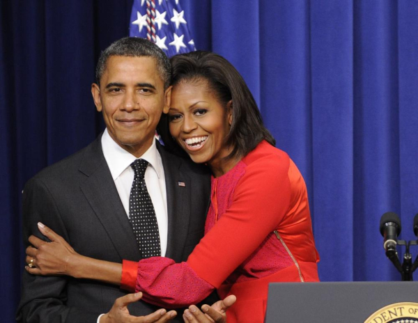 To ζεύγος Obama εμβολιάστηκε πρόσφατα και μάλιστα ο πρώην Πρόεδρος των ΗΠA συμμετείχε και σε ένα video μαζί με άλλους πρώην Προέδρος προωθώντας την εκστρατεία του εμβολιασμού κατά της Covid-19. H Michelle μοιράστηκε την εμπειρία της και με τους ακολούθους της στο Instagram. 
