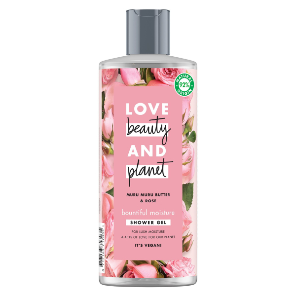 Tα μπουκάλια του brand, Love Beauty and Planet, είναι 100% φτιαγμένα από ανακυκλώσιμο πλαστικό αγκαλιάζοντας τις ανάγκες του περιβάλλοντος. Μία από τις λίγες εταιρίες που δεσμεύτηκαν να αποτυπώνουν το αποτύπωμα άνθρακα που αφήνουν στοχεύοντας στη μείωση του.
