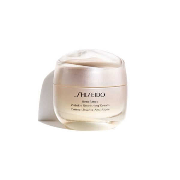 Μεταξένια και απαλή αντιρυτιδική 24ωρη κρέμα Shiseido Benefiance Wrinkle Smoothing Cream. Η ευεργετική της σύνθεση καθιστά την επιδερμίδα πιο δεκτική στο να αξιοποιεί τα οφέλη των αντιγηραντικών συστατικών, χαρίζοντας νεανική και λαμπερή όψη. 
