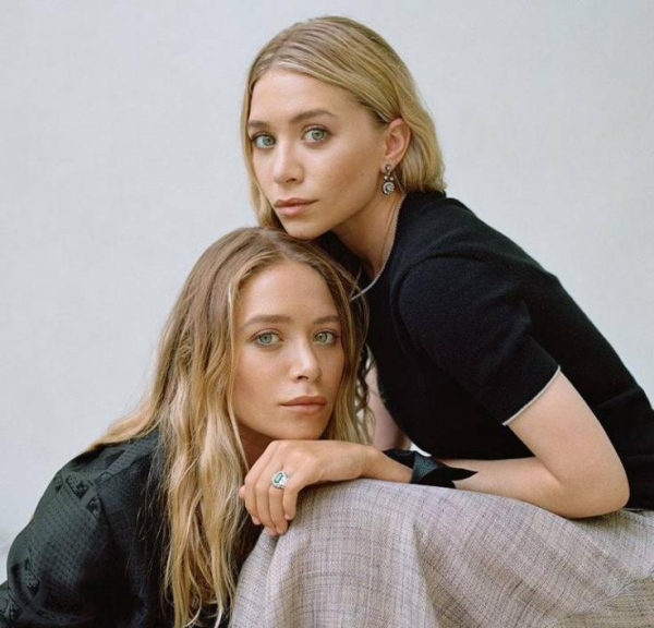 2. Mary-Kate και Ashley Olsen

Η Mary-Kate και η Ashley Olsen, οι διάσημες δίδυμες, ήταν κάποτε παιδιά ηθοποιοί. 'Έπειτα, ξεκίνησαν επίσης μια επιτυχημένη εταιρεία με δική τους συλλογή ρούχων. Η καθαρή αξία των δίδυμων Olsen εκτιμάται σε περίπου 500 εκατομμύρια δολάρια.

 
