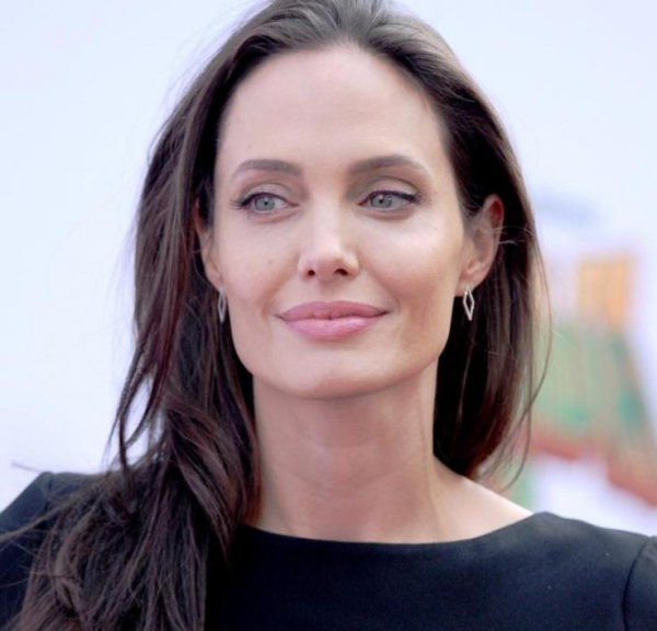 Angelina Jolie

Η διάσημη ηθοποιός έχει δηλώσει τόσο παλιά ότι ανήκει στην LGBTQ+ κοινότητα, που πλέον έχει σχεδόν ξεχαστεί. Η Jolie ανακοίνωσε σε συνέντευξή της το 2003 ότι είναι bisexual!
