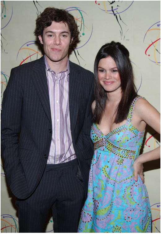 Η Rachel Bilson έβγαινε με τον Adam Brody, τον συμπρωταγωνιστή της στο The OC για τρία χρόνια ενώ πρωταγωνιστούσαν στο εφηβικό δράμα, το οποίο παιζόταν από το 2003 έως το 2007.

Πηγή φωτογραφίας getty
