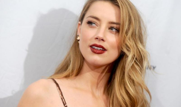 Amber Heard

Η διάσημη ηθοποιός, που πρόσφατα απασχόλησε τα μέσα για τον περιπετειώδη χωρισμό της από τον Johnny Depp, έχει δηλώσει από το 2010 ότι είναι bisexual!
