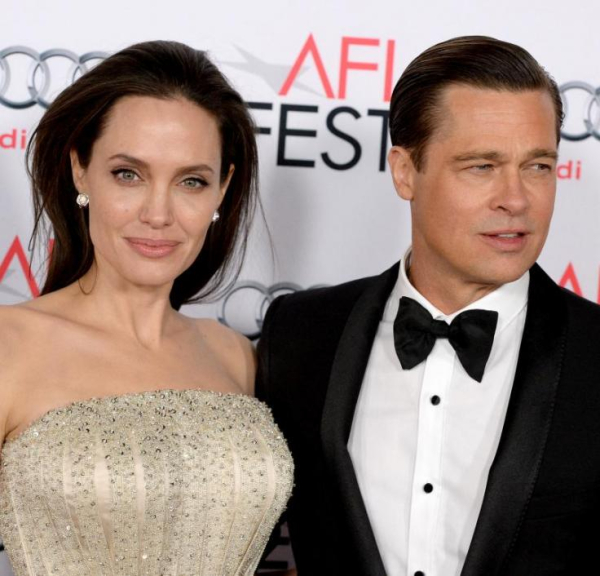 Angelina Jolie και Brad Pitt

Το πρώην ζευγάρι αντάλλαξε ήσυχα όρκους στο σπίτι τους, το Chateau Miraval, στη Γαλλία. Η Jolie φορούσε ένα παραδοσιακό φόρεμα Versace το οποίο προσάρμοσε με τις ζωγραφιές των παιδιών της.
