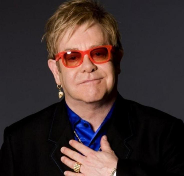 Elton John

Όπως πολλοί νέοι, έτσι κι ο Elton John ξεκίνησε τη χρήση ουσιών λόγω της έλλειψης αυτοπεποίθησης. Το 1975 κόντεψε να πεθάνει από υπερβολική δόση. Αρκετά χρόνια μετά, κάπου στο 1990, αποφάσισε να κλείσει αυτόν τον κύκλο της ζωής του. 
