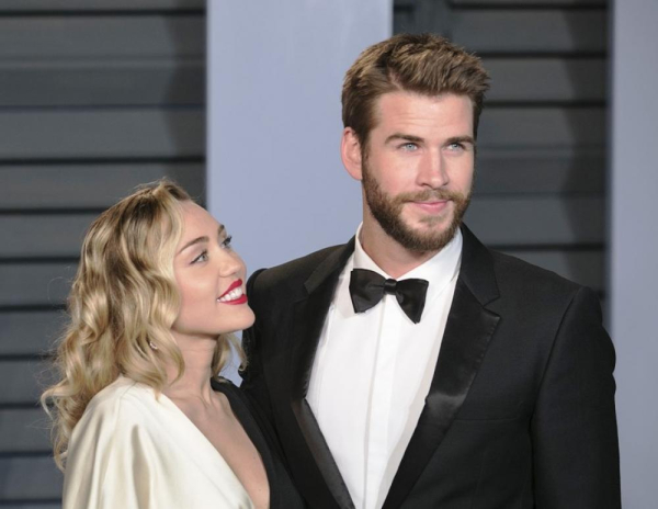 Miley Cyrus και Liam Hemsworth

Το ζευγάρι επιβεβαίωσε το γάμο μέσω Instagram με πολλές ασπρόμαυρες εικόνες της τελετής στο σπίτι τους στο Νάσβιλ. Λιγότερο από ένα χρόνο μετά το γάμο τους, αποφάσισαν να χωρίσουν το 2019.
