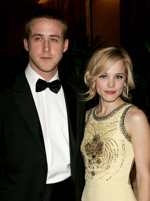 Το Notebook είναι ένα ψέμα μετά τον χωρισμό τους το 2007. Ο Ryan Gosling και η Rachel McAdams γνωρίστηκαν στα γυρίσματα της ταινίας και στην αρχή μίσησαν ο ένας τον άλλο, όμως γρήγορα έγιναν ζευγάρι και έμειναν μαζί από το 2005 μέχει το 2007.

Πηγή φωτογραφίας Splash

