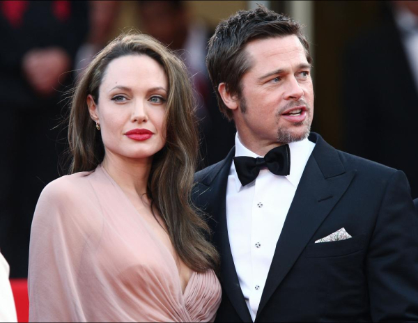 Brad Pitt και Angelina Jolie 

Όταν η Angelina γνώρισε τον Pitt, εκείνη είχε ήδη υιοθετήσει τον πρώτο της γιο, Maddox. Αφού το πρώην ζευγάρι ανέλαβε την από κοινού υιοθεσία του, απέκτησε τρία βιολογικά παιδιά, αλλά και ακόμα δύο υιοθετημένα, τον Pax και τη Zahara.
