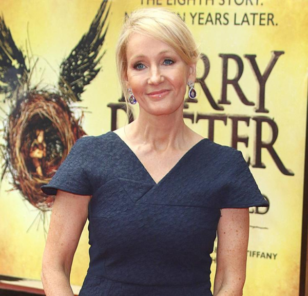 J. K. Rowling 

Πριν «γεννηθεί» ο Harry Potter, η συγγραφέας ήταν μια ανύπαντρη μητέρα που αγωνιζόταν να πληρώσει το ενοίκιο της. Αντιμετώπισε κατάθλιψη και πολλά άλλα εμπόδια προτού γίνει μια από τις πιο επιτυχημένες γυναίκες συγγραφείς στην ιστορία της λογοτεχνίας.
