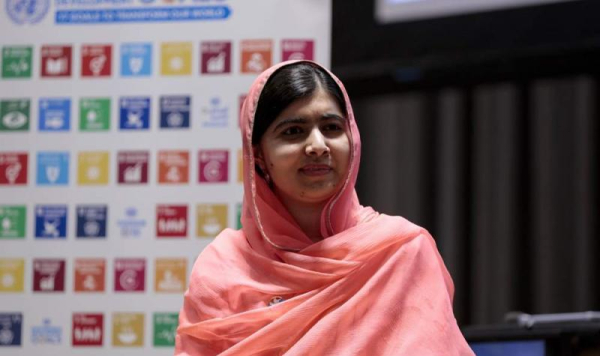Malala Yousafzai

Όταν οι Ταλιμπάν της απαγόρευσαν την εκπαίδευση και προσπάθησαν να τη δολοφονήσουν, έγινε γνωστή για τον ακτιβισμό και τους δημοφιλής και παθιασμένους λόγους της. Δημιούργησε το Malala Fund, όπου βοηθά τα νέα κορίτσια να κυνήγήσουν τα όνειρά τους και να λάβουν την εκπαίδευση που αξίζουν!
