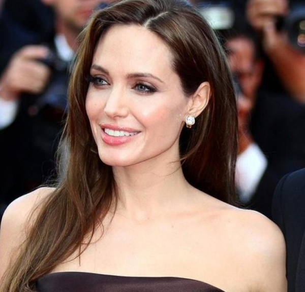 Angelina Jolie 

Στα τέλη της δεκαετίας του 1990, ο Harvey Weinstein φέρεται να εκμεταλλεύτηκε την Angelina σε ένα δωμάτιο ξενοδοχείου. 

«Είχα μια κακή εμπειρία με τον Harvey Weinstein πιο νέα, και ως εκ τούτου, επέλεξα να μην συνεργαστώ ξανά μαζί του και να προειδοποιήσω άλλους όταν το έκαναν», δήλωσε η Angelina σε ένα email στους The New York Times. «Αυτή η συμπεριφορά απέναντι στις γυναίκες σε οποιονδήποτε τομέα, οποιαδήποτε χώρα είναι απαράδεκτη».
