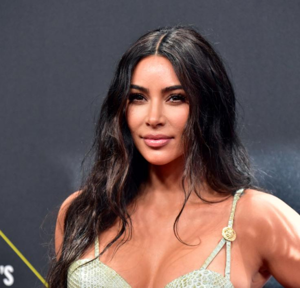 Kim Kardashian
Η διάσημη reality star είχε δηλώσει πως παρόλο που έχει προσωπικούς μάγειρες και γυμναστές μέσα στα πόδια της, το να γυρίσει μια γυναίκα στο πώς ήταν πριν «είναι πολύ δύσκολο»: «Οι καμπύλες μου με κάνουν αυτή που είμαι. Έτσι, «αγκαλιάζω» το σώμα μου και τις αλλαγές που έχω περάσει. Αν μη τι άλλο, αυτές οι αλλαγές μου θυμίζουν τι μπορώ να δημιουργήσω με το σώμα μου: δύο μικρούς αγγέλους που αγαπώ πολύ»
