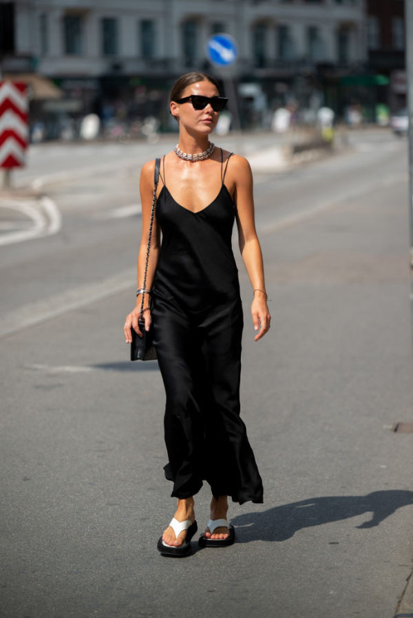 Μαύρο φόρεμα με μίνιμαλ σανδάλια
