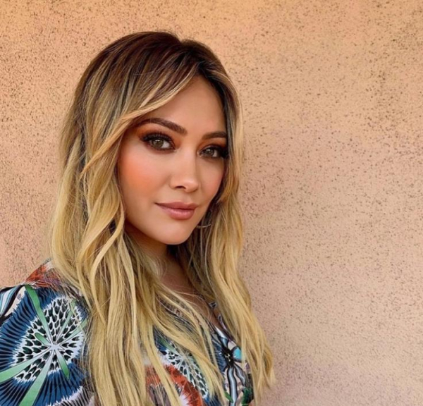 Hilary Duff
Μετά τη γέννηση του γιου της το 2012, η αγαπημένη ηθοποιός είχε δηλώσει: «Μόλις αρχίζω να πέφτω ψυχολογικά σχετικά με το σώμα μου, κοιτάζω το όμορφο μωρό μου και ποτέ δεν ήμουν πιο ευγνώμων για αυτό το σώμα που έχω»
