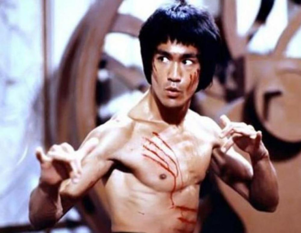Bruce Lee

O διάσημος ηθοποιός ταινιών πολεμικών τεχνών κατά τη διάρκεια γυρισμάτων υπέφερε από μια επιληπτική κρίση. Έσπευσε στο νοσοκομείο και διαγνώστηκε με εγκεφαλικό οίδημα, μια περίσσεια υγρού στον εγκέφαλο.

Καθώς έτρωγε δείπνο τον Ιούλιο του 1973, ο Lee παραπονέθηκε ότι είχε πονοκέφαλο και πήγε να ξαπλώσει και να ξεκουραστεί. Δεν ξύπνησε ποτέ και κηρύχθηκε νεκρός στη νεαρή ηλικία των 32 ετών.
