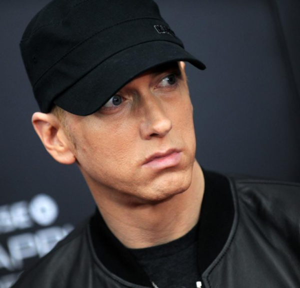 Eminem

Το 1999, ο Eminem εμφανίστηκε στην εκπομπή του Howard Stern και είπε στον οικοδεσπότη και στο κοινό του ότι ήταν 24 ετών, ενώ ήταν στην πραγματικότητα 27 ετών και σήμερα, ο ράπερ είναι 48 ετών!
