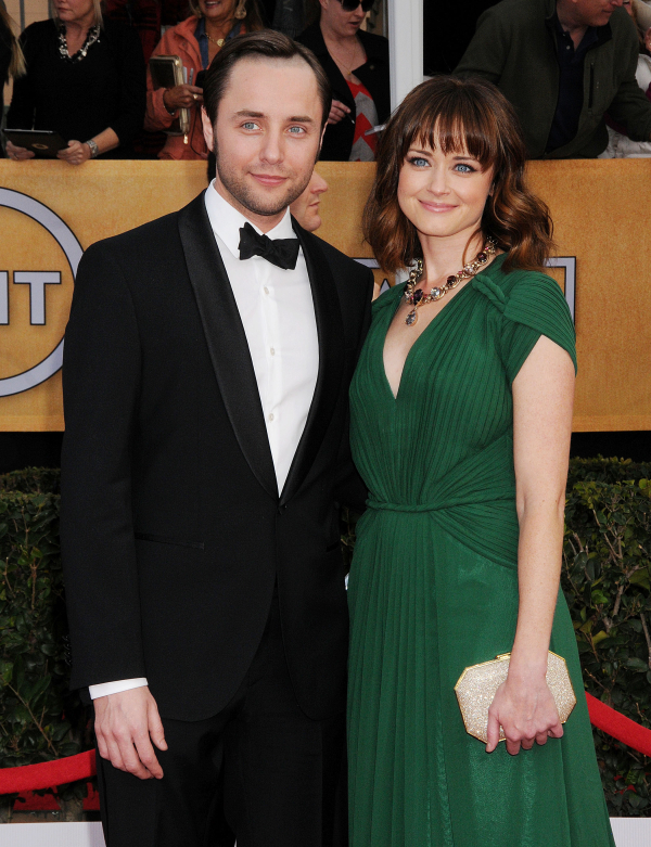 Vincent Kartheiser και Alexis Bledel
Εάν ο Kartheiser και η Bledel, ένα από τα πιο ιδιωτικά διάσημα ζευγάρια εκεί έξω, πετύχαιναν τον στόχο τους, δεν θα είχαμε μάθει ποτέ για το μωρό τους. Έγινε γνωστό μόνο όταν ο συμπρωταγωνιστής της Bledel στο Gilmore Girls, Scott Patterson, το μαρτύρησε κατά τη διάρκεια μιας συνέντευξης στο Glamour
