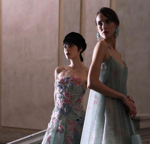 Giorgio Armani
Δημιουργήθηκε από τον Giorgio Armani το 1975 και από τότε έχει στην κατοχή του και τα Emporio Armani, Armani Collezioni, Armani Jeans, Armani Exchange και Armani Prive!
Ακριβότερο item: Φόρεμα Armani Prive με κρυστάλλους Swarovski, το οποίο φορέθηκε από την Cate Blancett στα βραβεία Oscar 2007, 250.000 δολάρια
