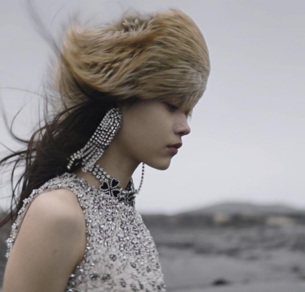 Yves Saint Laurent
Αυτό το fashion brand είναι γνωστό τόσο για την σειρά ομορφιάς που διαθέτει, όσο και για τα πρωτοπόρα ρούχα και γυναικεία κοστούμια του, προωθώντας ένα androgynous look!
Ακριβότερο item: YSL μπουφάν limited edition με ηλιοτρόπιο, ως φόρο τιμής στον Van Gogh, 382.000 δολάρια
