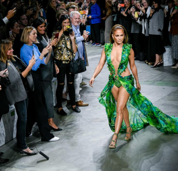 Versace
Μια από τα πιο ακριβά brands στον κόσμο δημιουργήθηκε το 1978. Από τότε το όνομα του είναι συνώνυμο με την πολυτέλεια και την υπερβολή
Ακριβότερο item: Τζάκετ με strass που εμφανίζουν την Elizabeth Taylor στους πιο iconic ρόλους της, 128.500 δολάρια
