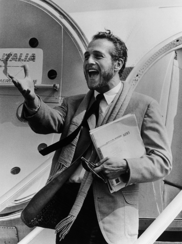 5 Σεπτεμβρίου 1963 και ο Αμερικανός ηθοποιός Paul Newman κάνει μια εντυπωσικακή έξοδο από το αεροπλάνο καθώς φτάνει στο αεροδρόμιο της Βενετίας. Ο ηθοποιός επρόκειτο να παρουσιάσει την ταινία Film Hud σε σκηνοθεσία Martin Ritt στο Φεστιβάλ Κινηματογράφου της Βενετίας.
