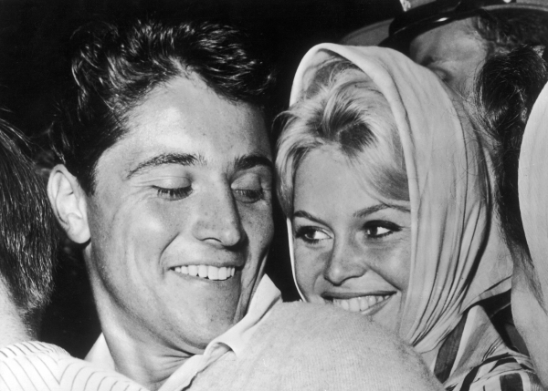 1 Σεπτεμβρίου 1958 και ο Γάλλος τραγουδιστής Sacha Distel και η Brigitte Bardot βρέθηκαν στη Ιταλία, όπου παρακολούθησαν το 19ο Διεθνές Φεστιβάλ Κινηματογράφου της Βενετίας. 
