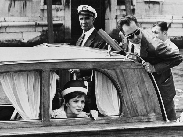 Η Gina Lollobrigida παίρνει την κούρσα της και βολτάρει στους δρόμους της Βενετίας, στο Φεστιβάλ του 1962. 
 
